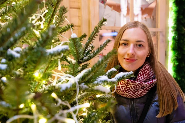 도시에서 여자의 초상화는 크리스마스와 휴일에 크리스마스 배경입니다 이미지 — 스톡 사진