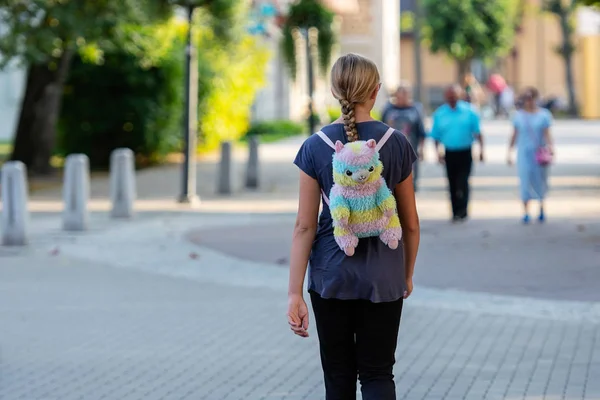 Девушка Цветным Рюкзаком Медведем Спускается Улице Вид Сзади — стоковое фото