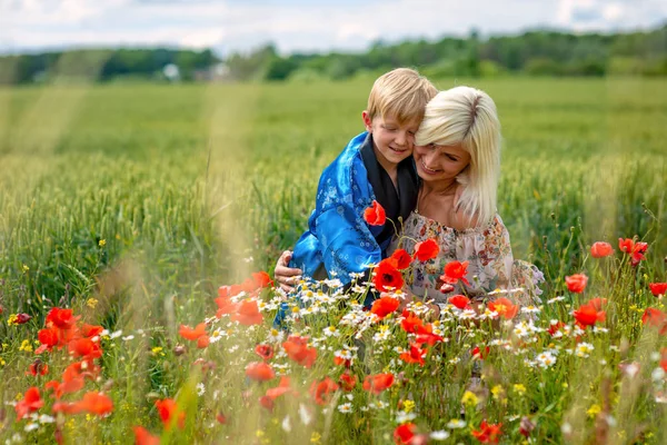 Mamá Con Hijo Prado Magnífico Niño Sorprendió Madre Con Amapolas —  Fotos de Stock