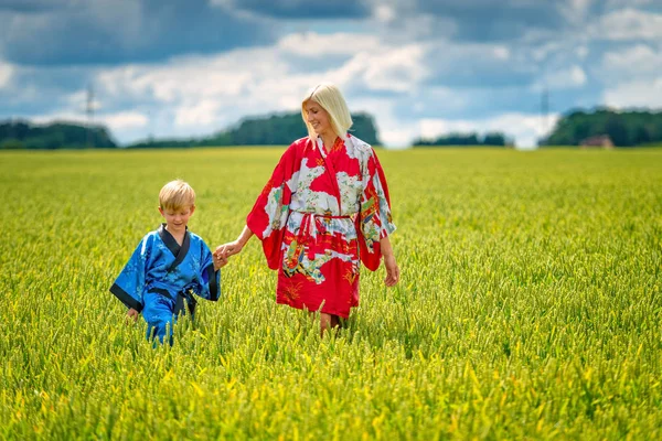 Mujer Rubia Niño Vestido Con Kimono Pasan Por Campo Los —  Fotos de Stock