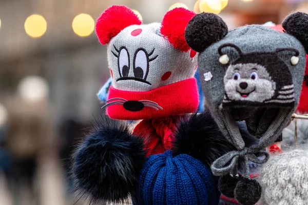 Farklı hayvan yüzleri ile renkli örgü çocuk şapka.