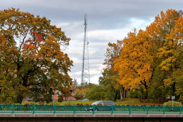 Черногория 2006 Осенний Городской Пейзаж Мостами Красочными Кленами — стоковое фото