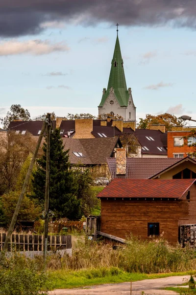 Dobele Letland Uitzicht Kerk Toren Privéhuis Daken — Stockfoto