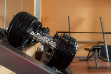 Metal halter salonunda raf üzerinde satırları / spor kulübü. Ağırlık terbiye ekipman. -Görüntü