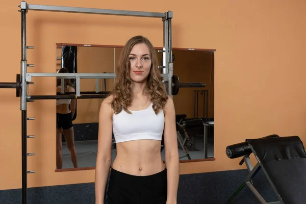 Junge Und Schöne Frau Trainiert Mit Kurzhanteln Fitnessstudio Image — Stockfoto