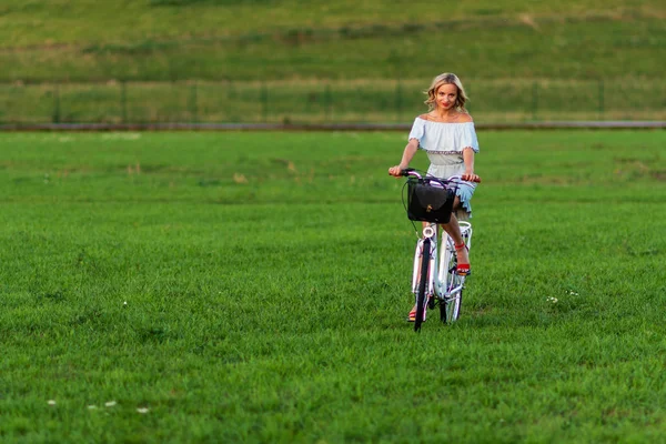 Nieostrość Zdjęć Młode Piękne Blond Kobieta Białym Rowerem Zielony Łąka — Zdjęcie stockowe