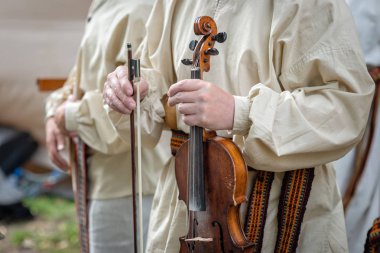 Riga. Letonya. Bir adam halk kostüm bir keman elinde tutar..