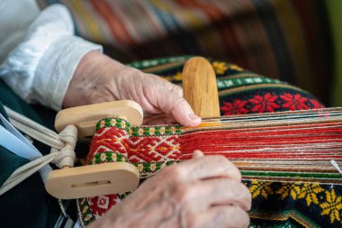 Dokuma tezgahı çalışan kadın. Baltık geleneksel etnik sanatı. -Görüntü