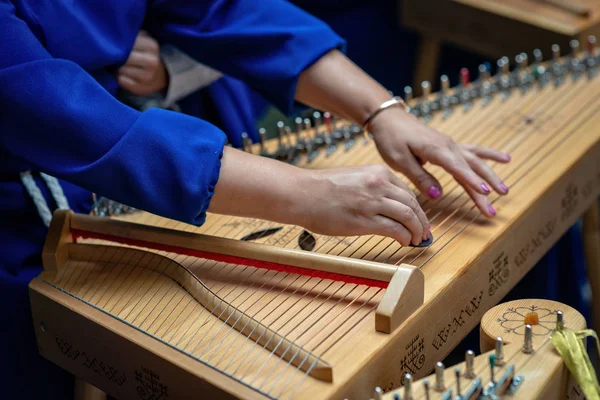 Yumuşak odak fotoğraf. Bir kadın bir mavi elbise bir harp çalış.