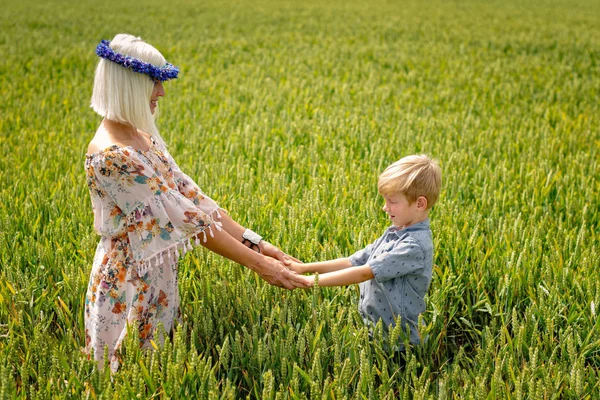 Una Mujer Rubia Con Hijo Mano Campo Los Cereales —  Fotos de Stock