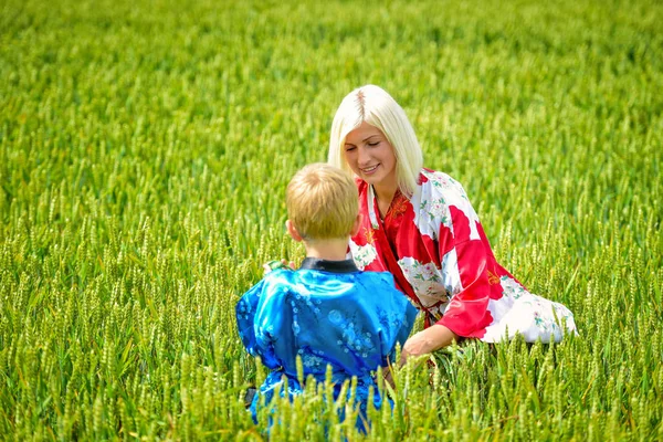 Una Mujer Rubia Con Hijo Vestida Con Kimono Campo Cereales —  Fotos de Stock