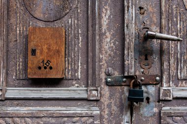 Hasarlı renk ve posta kutusu ile eski ahşap kapı.