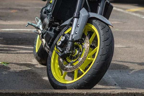 通りのオートバイ のクローズ アップ タイヤと皿焼くイメージ — ストック写真