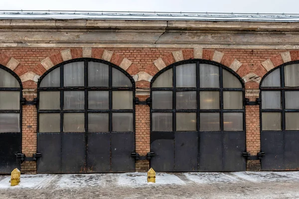 Riga Łotwa Starego Pożaru Budynku Zajezdni Wiersza Metal Brama — Zdjęcie stockowe