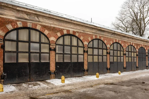 Riga Łotwa Starego Pożaru Budynku Zajezdni Wiersza Metal Brama — Zdjęcie stockowe