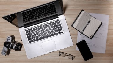 Ahşap Fotoğrafçı Danışma tabloyla kamera, laptop, defter, kalem, smartphone ve gözlük. Üstten görünüm, düz yatıyordu. -Görüntü