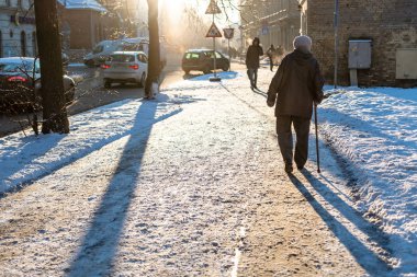İnsanlar ve bir soğuk şehir Caddesi üzerinde trafik güneşli kış günü - resim