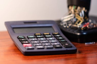 Ofis masası ile hesap makinesi ve kağıt kırpmak içinde belgili tanımlık geçmiş - resim