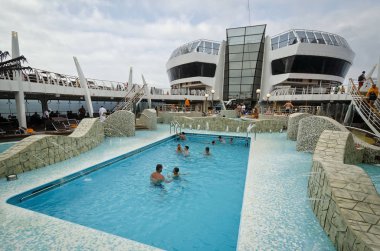 Yolcu feribotu, Midsea, İspanya - 09 Haziran 2012: Yolcu lüks Cruise Msc Splendida - üst güvertede yüzme havuzunda zevk görüntü