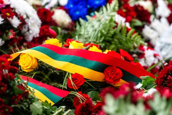 リトアニア国旗と花の花束 リトアニアの独立記念日 — ストック写真