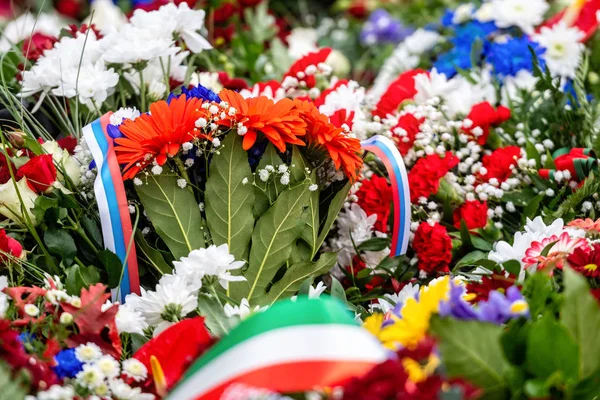 ロシア国旗のリボンと花の花束 ロシア連邦の国民の日の画像 — ストック写真