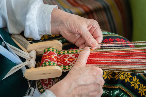 Szövés Szövőszék Dolgozó Hagyományos Etnikai Kézműves Balti Tenger Kép — Stock Fotó