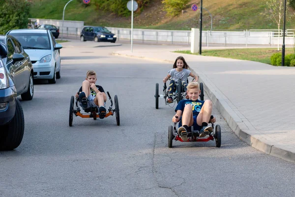 Ogre Latvia Septiembre 2018 Tres Jóvenes Conducen Calle Ciudad Con —  Fotos de Stock