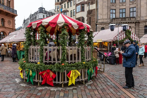 Riga Letonia Diciembre 2018 Gente Disfruta Del Mercado Navideño Invierno — Foto de Stock