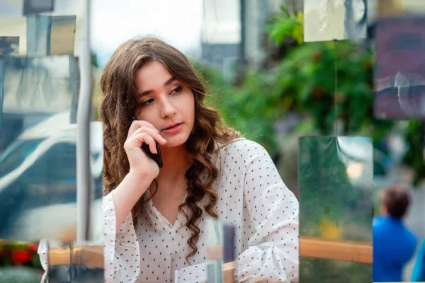 Une Jeune Femme Sympathique Aux Cheveux Bruns Utilisant Smartphone Portrait — Photo