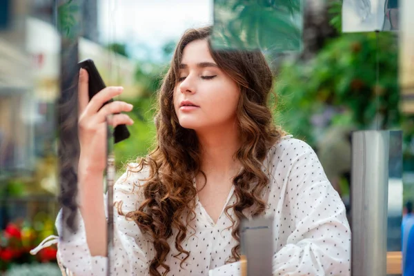 Une Jeune Femme Sympathique Aux Cheveux Bruns Utilisant Smartphone Portrait — Photo