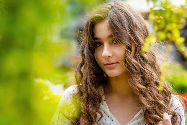 Donna Giovane Bella Dai Capelli Scuri Ritratto Nel Parco Della — Foto Stock