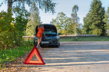 Araba sorun, kadınlar hakkında kırık araba kırık araba ile vurguladı. (seçici odak)