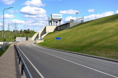 Yol ve tünel Aizkraukle Hidroelektrik Santrali altında,