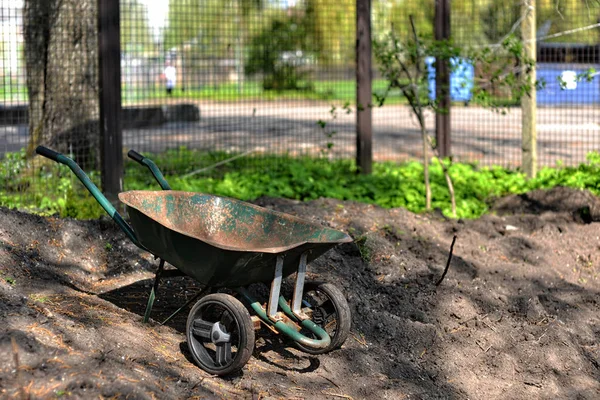 Робота в саду - інвалідний візок на краю садової купи - im — стокове фото