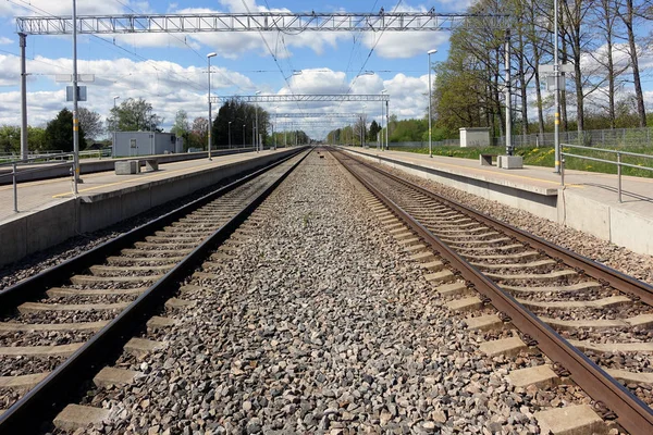 Järnvägsspår med bakgrund av moln, järnvägsstationen - Ima — Stockfoto