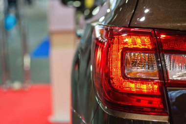 Arka ışık ile araç far. Dış mekan detayı. Koyu renkli araba-görüntü