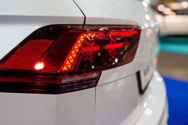 Arka farlı araba farları. Dış detay. Beyaz renkli araba.