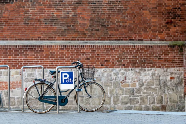자전거는 올드 타운 거리의 가장자리에 주차장에 주차. — 스톡 사진