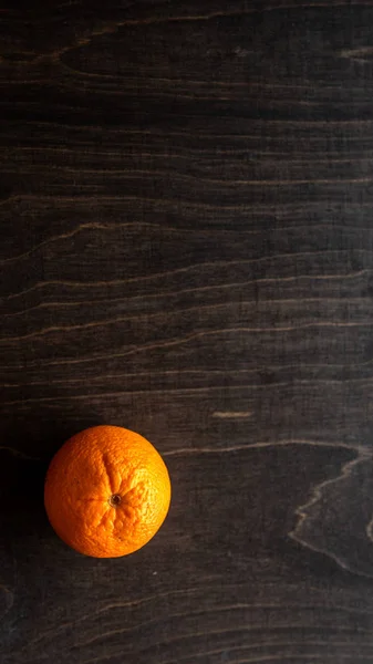 Fruta naranja saludable y espacio para copiar. Naranja orgánico maduro sobre superficie de madera negra con espacio de texto . —  Fotos de Stock
