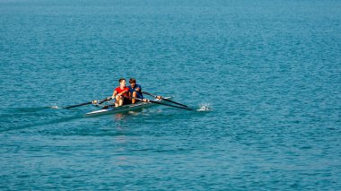 Worthersee, Avusturya-Ağustos 08, 2018: göl ve genç insanlar kürek sporu yapan tekne görünümü.