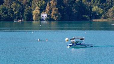 Rthersee, Avusturya - 08 Ağustos 2018: Görünümüne göl ve kıyı şeridi tekne. Yerel halk ve turistler teknelere tarafından tahrik yüzmek ve su eğlence diğer formları kullanmak.