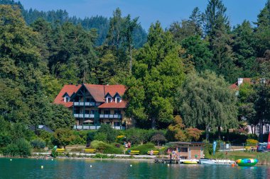Worthersee, Avusturya - 08 Ağustos 2018: Tekne göl, güzel binalar, Dağları, ormanları, Karayolları sahil hattı büyük sahne.