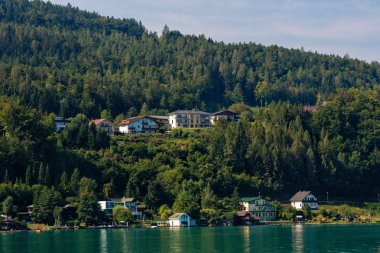 Worthersee, Avusturya - 08 Ağustos 2018: Tekne göl, güzel binalar, Dağları, ormanları, Karayolları sahil hattı büyük sahne.