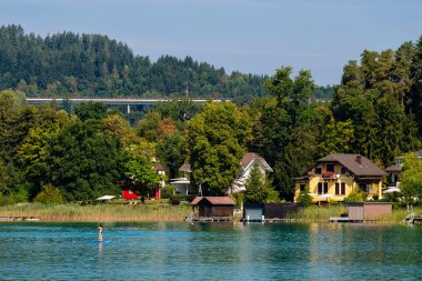 Worthersee, Avusturya - 08 Ağustos 2018: Tekne göl, güzel binalar, Dağları, ormanları, Karayolları sahil hattı büyük sahne.