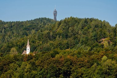 Worthersee, Avusturya - 08 Ağustos 2018: Maria Worth kilise, Carinthia, Avusturya Worthersee Gölü görünümünü