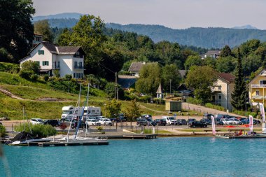 Worthersee, Avusturya - 08 Ağustos 2018: Tekne göl, güzel binalar, Dağları, ormanları, Karayolları sahil hattı büyük sahne.