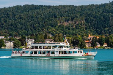 Worthersee, Avusturya - 08 Ağustos 2018: Tekne görünümünden göl ve kıyı şeridi. Yerel halk ve turistler teknelere tarafından tahrik yüzmek ve su eğlence diğer formları kullanmak.