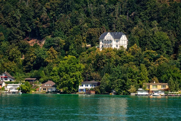 Worthersee, Avusturya - 08 Ağustos 2018: Tekne göl, güzel binalar, Dağları, ormanları, Karayolları sahil hattı büyük sahne. — Stok fotoğraf