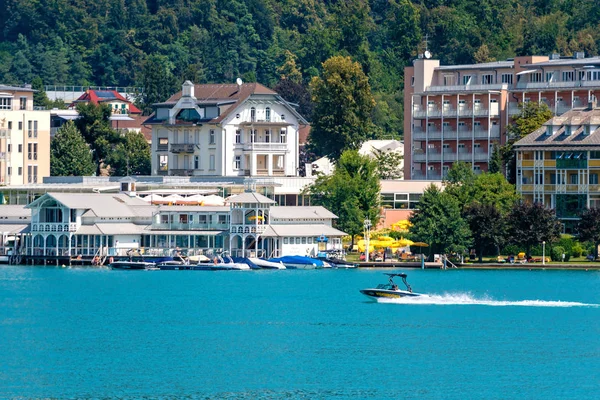 Worthersee, Avusturya - 08 Ağustos 2018: Tekne göl, güzel binalar, Dağları, ormanları, Karayolları sahil hattı büyük sahne.