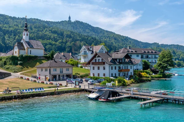 WORTHERSEE, AUSTRIA - 08 de agosto de 2018: Vista del lago Worthersee con la iglesia Maria Worth, Carintia, Austria — Foto de Stock